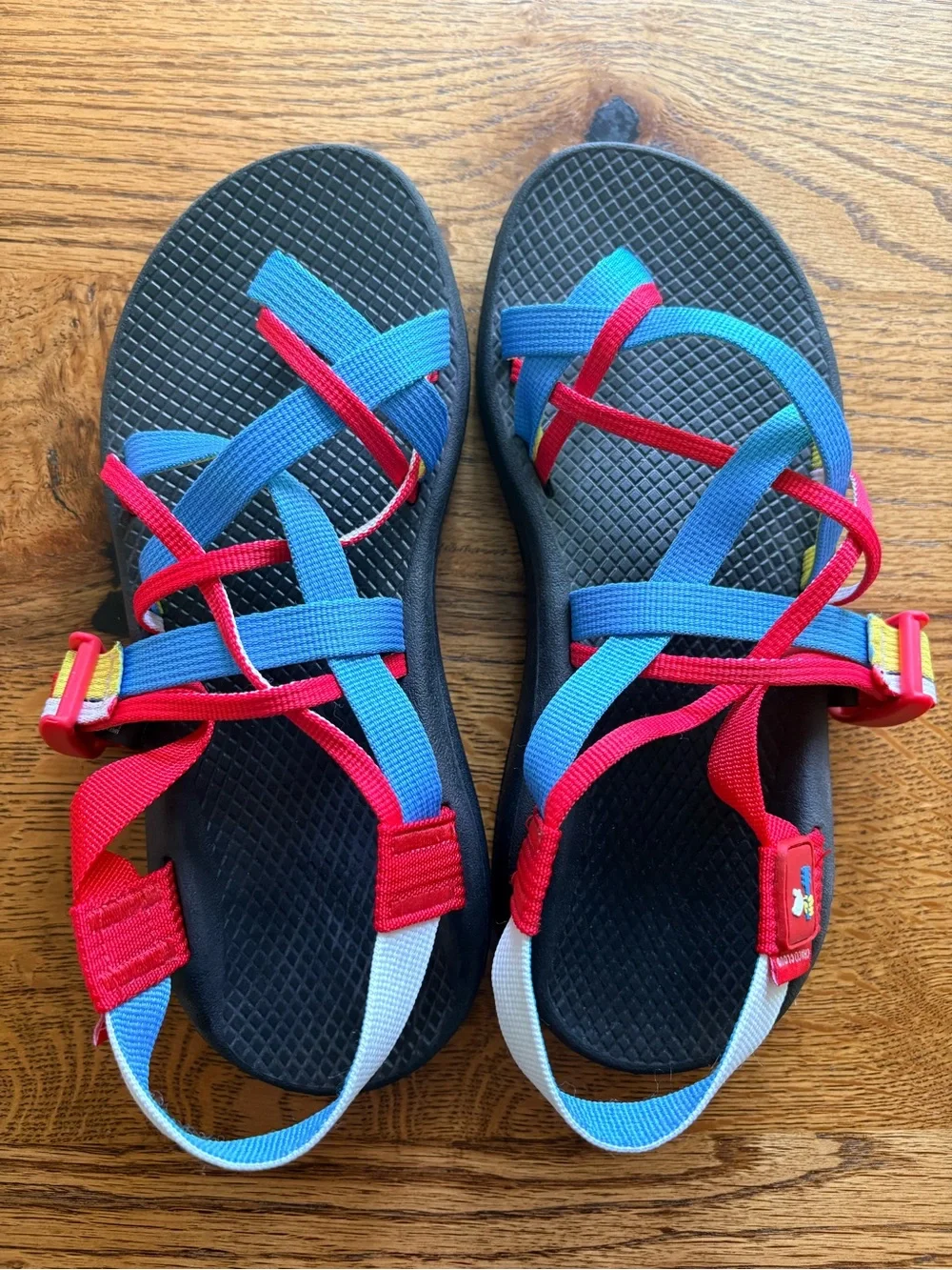 Chacos Cloud women’s 8 Blue, red & yellow Woodstock/Guitar Active Strap Sandals